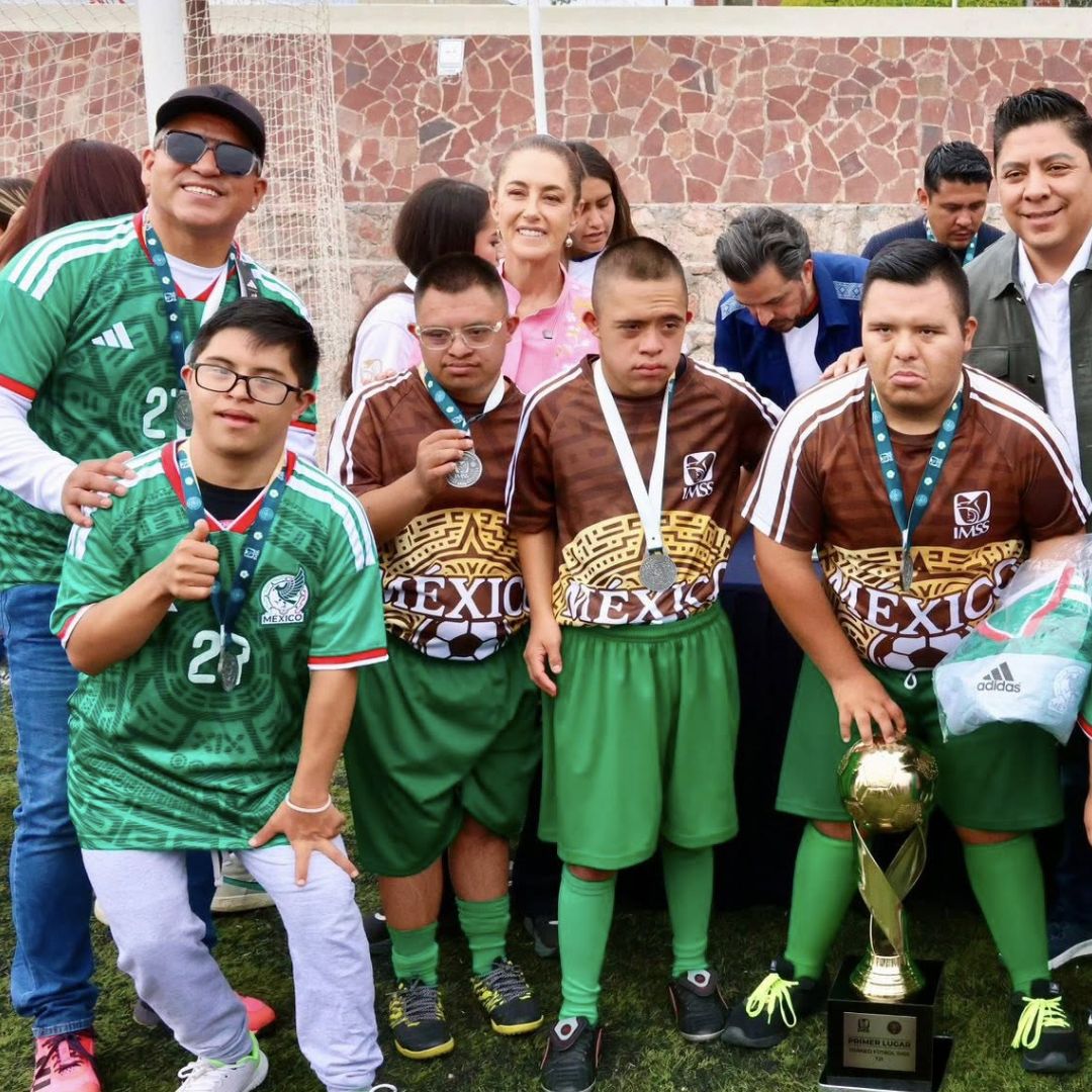 Sheinbaum Entrega Boletos del Mundial 2026 a Jóvenes Campeones. Foto: Presidencia